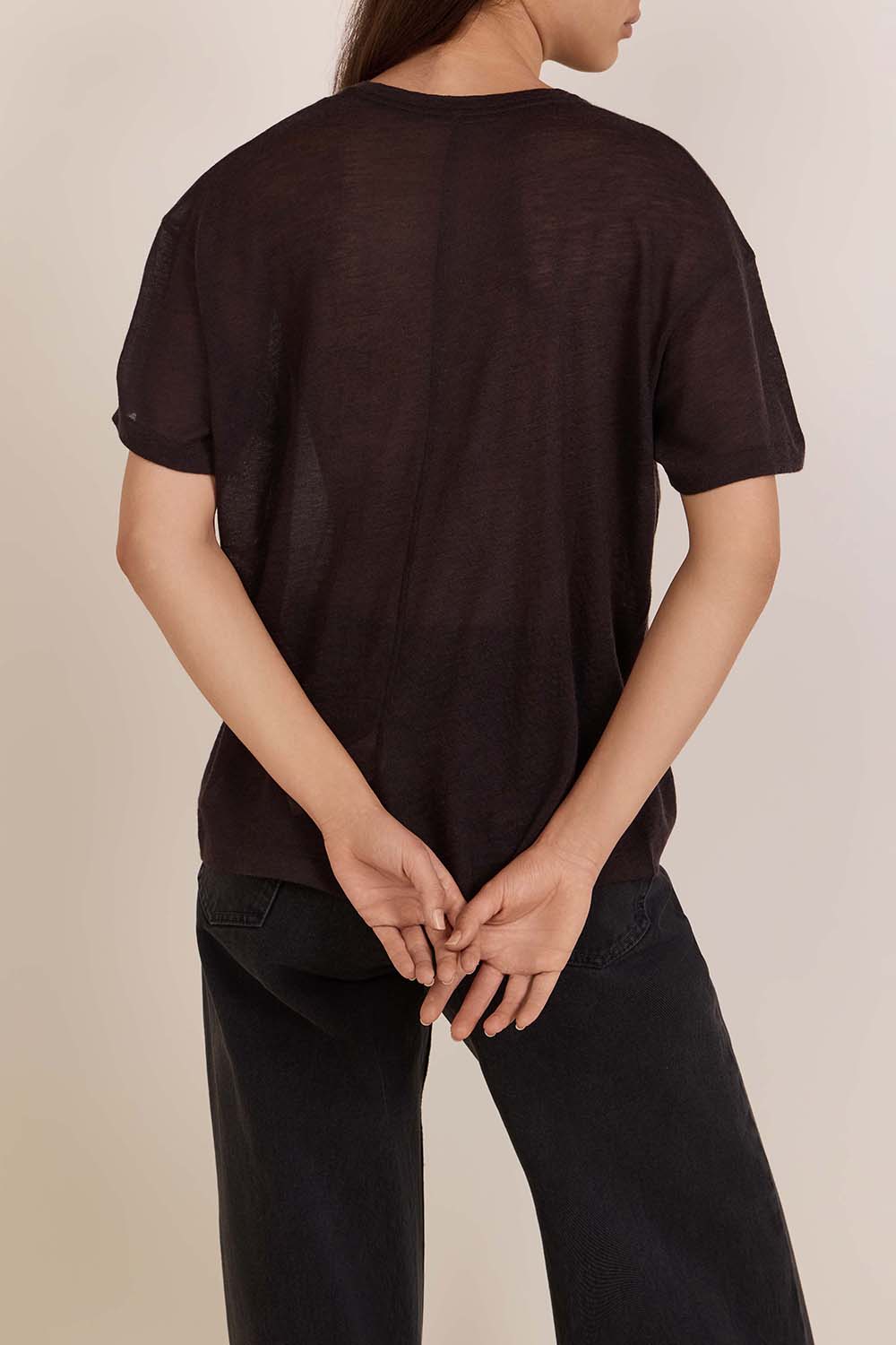 תמונת דוגמן אחורית של חולצת טי מקשמיר