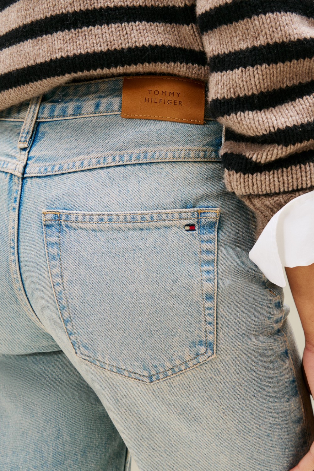 תמונת תקריב דוגמן של מכנסי ג'ינס בגזרה ישרה