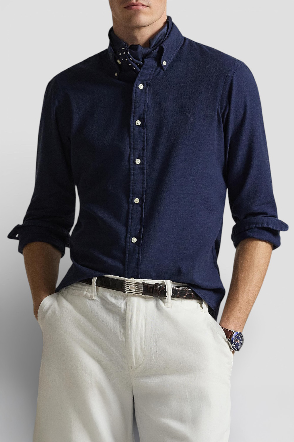 תמונת דוגמן קידמית של חולצה מכופתרת