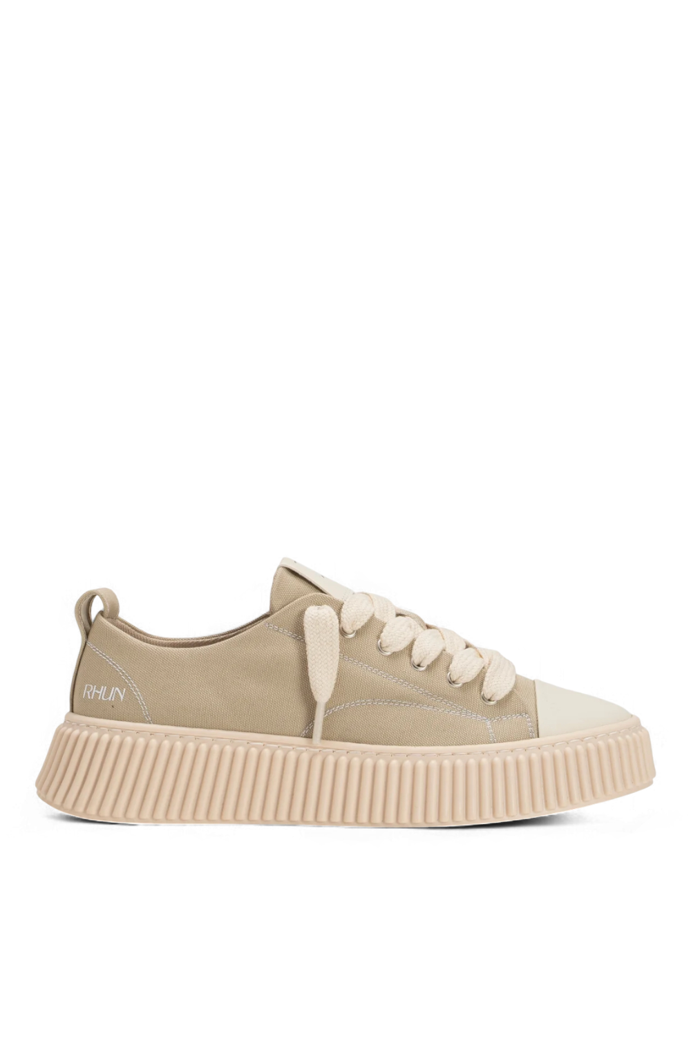 תמונה קידמית של נעלי סניקרס 2020