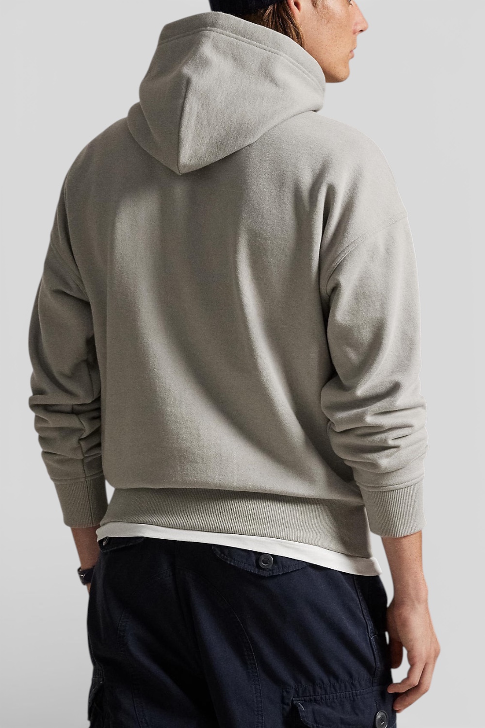 תמונת דוגמן אחורית של סווטשירט קפוצ'ון