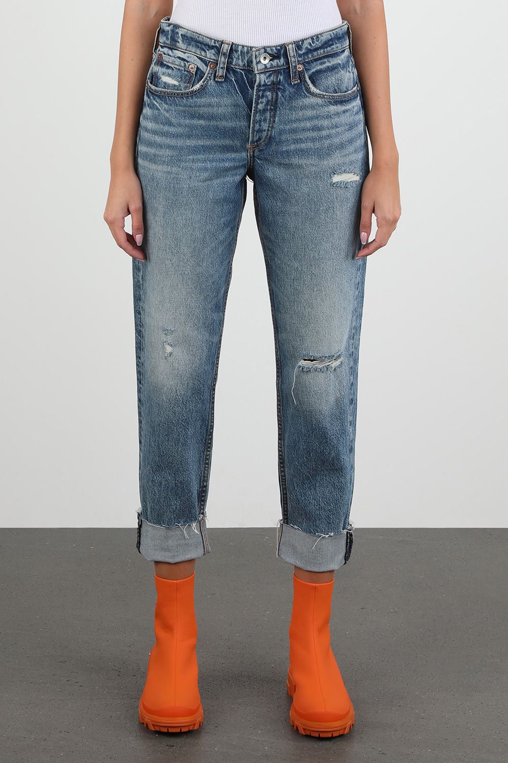 תמונת דוגמן קידמית של מכנסי ג'ינס רוזה בגזרת בויפרנד בשטיפה בינונית