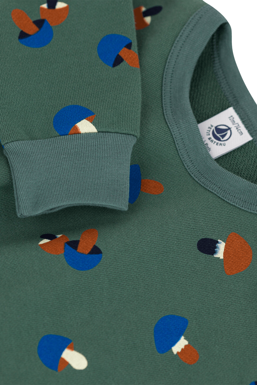 תמונת תקריב של סווטשירט עם הדפס פטריות - גילאי 18-36 חודשים