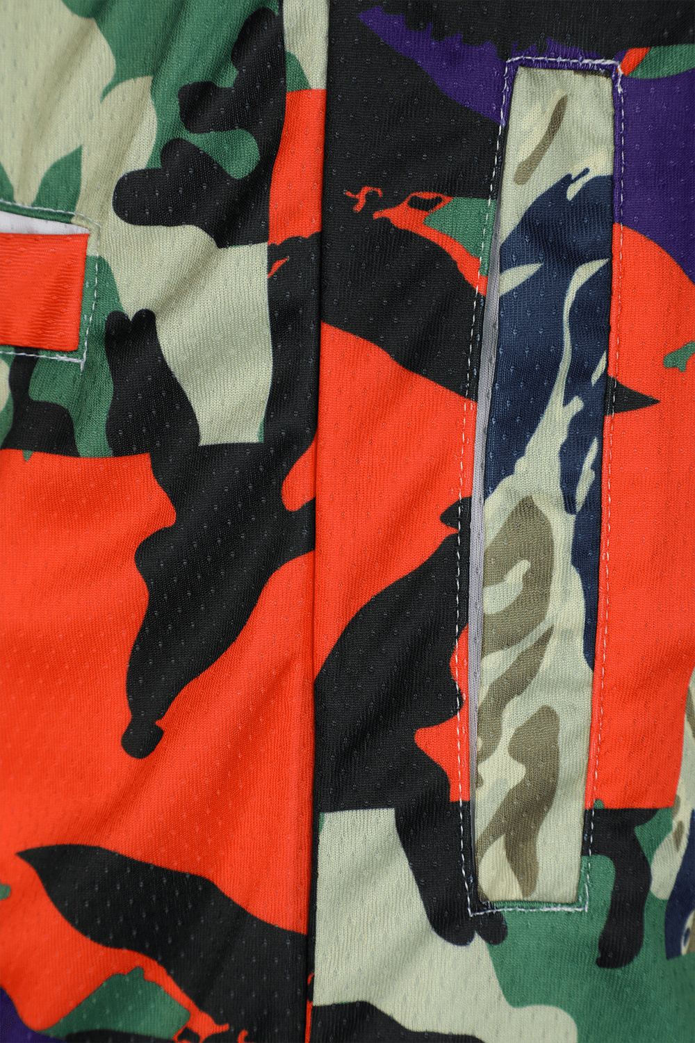 תמונה אחורית של מכנסי כדורסל קמופלאג'