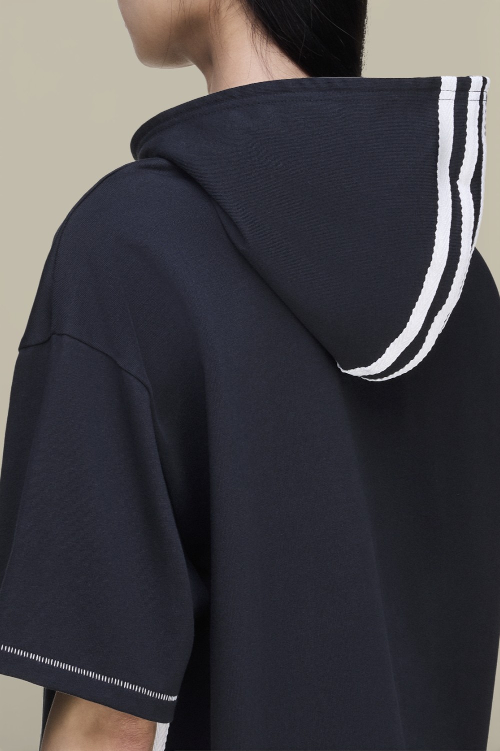 תמונת תקריב דוגמן של חולצת טי קפוצ'ון