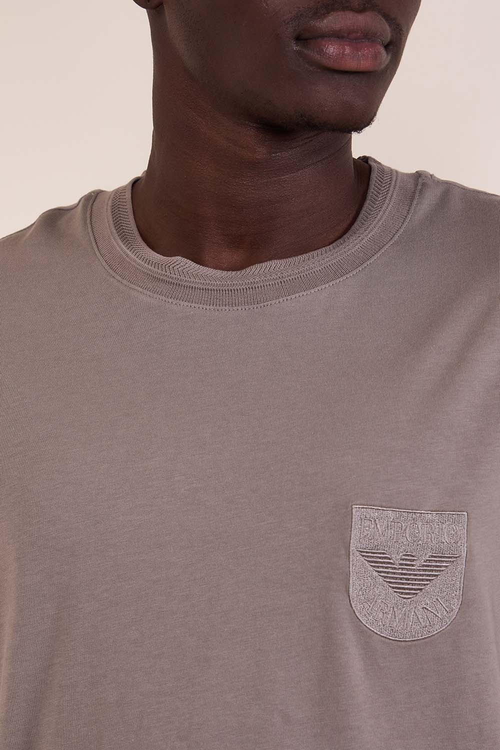 תמונת תקריב דוגמן של חולצת טי בגזרה רגילה