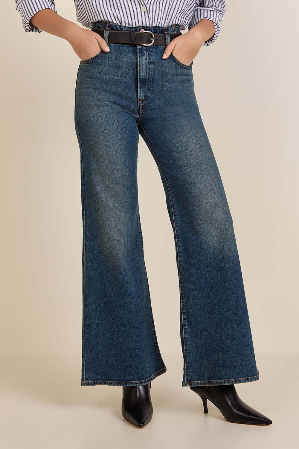 תמונת דוגמן קידמית של מכנסי ג'ינס ריבקייג'