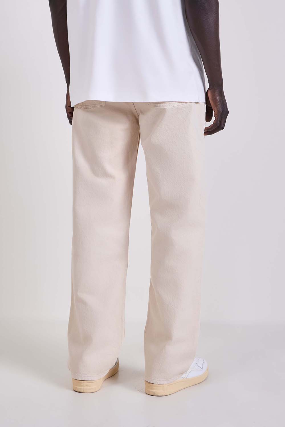 תמונת דוגמן אחורית של מכנסי ג&rsquo;ינס בגזרה ישרה