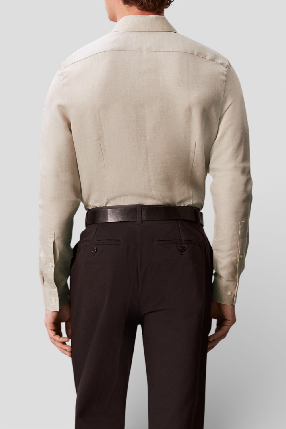 תמונת דוגמן אחורית של חולצה מכופתרת סלים