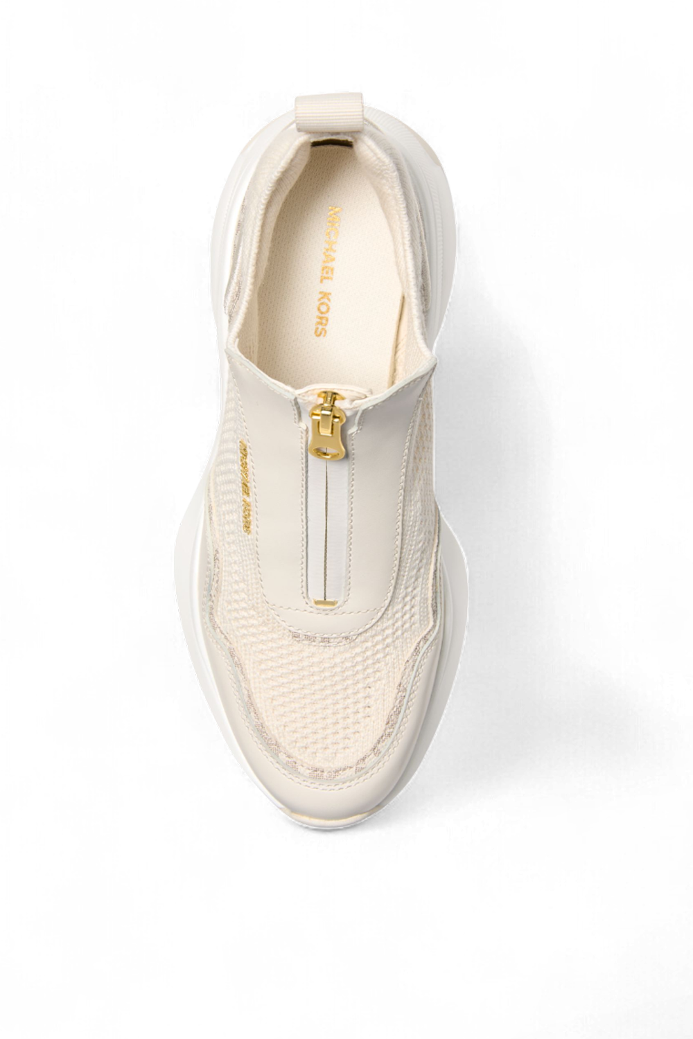 תמונת תקריב של נעלי סניקרס זומה