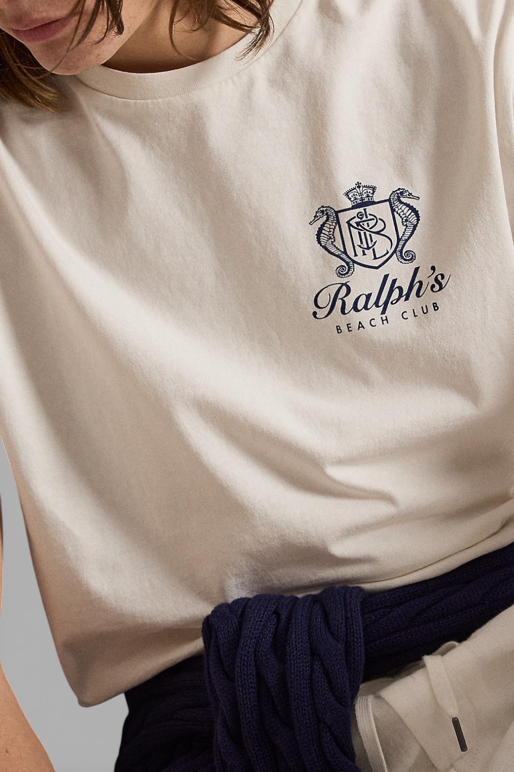 תמונת תקריב דוגמן של חולצת טי