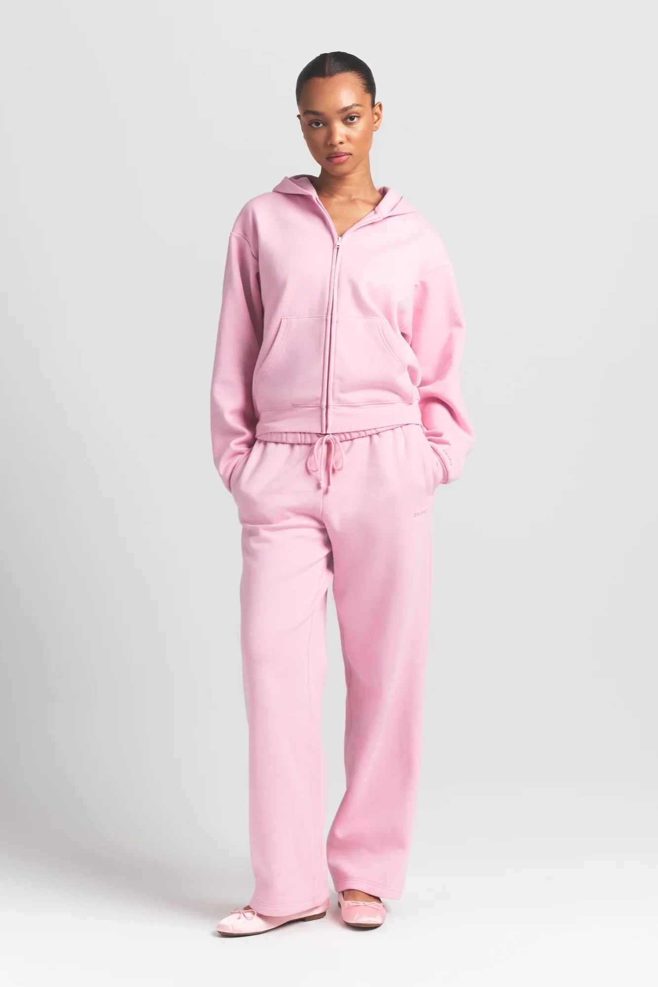 תמונת דוגמן קידמית של CLASSIC ZIP UP HOODIE