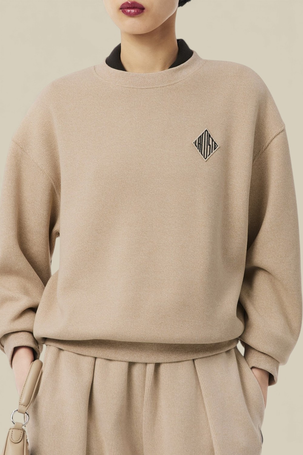 תמונת דוגמן קידמית של סווטשירט אוברסייז