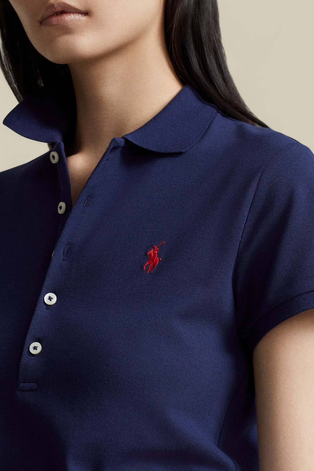 תמונת תקריב דוגמן של חולצת פולו