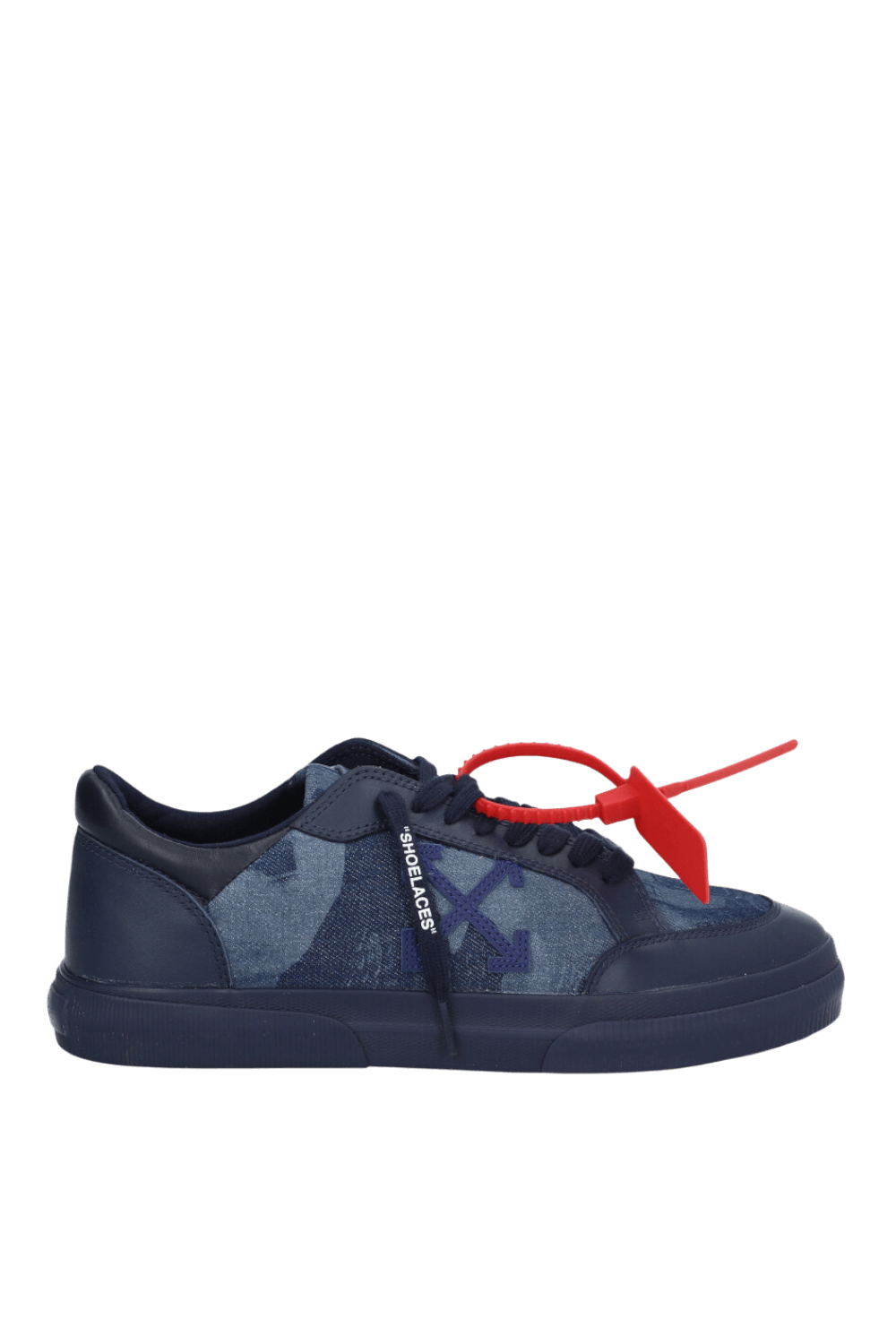 תמונה קידמית של נעלי סניקרס