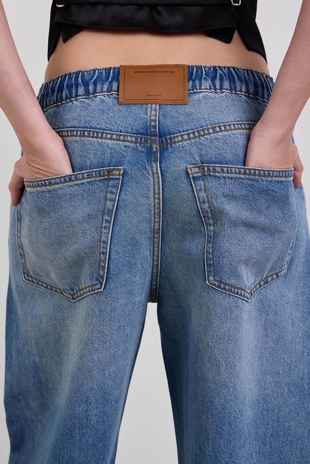 תמונת תקריב דוגמן של מכנסי ג'ינס בגזרת בלון