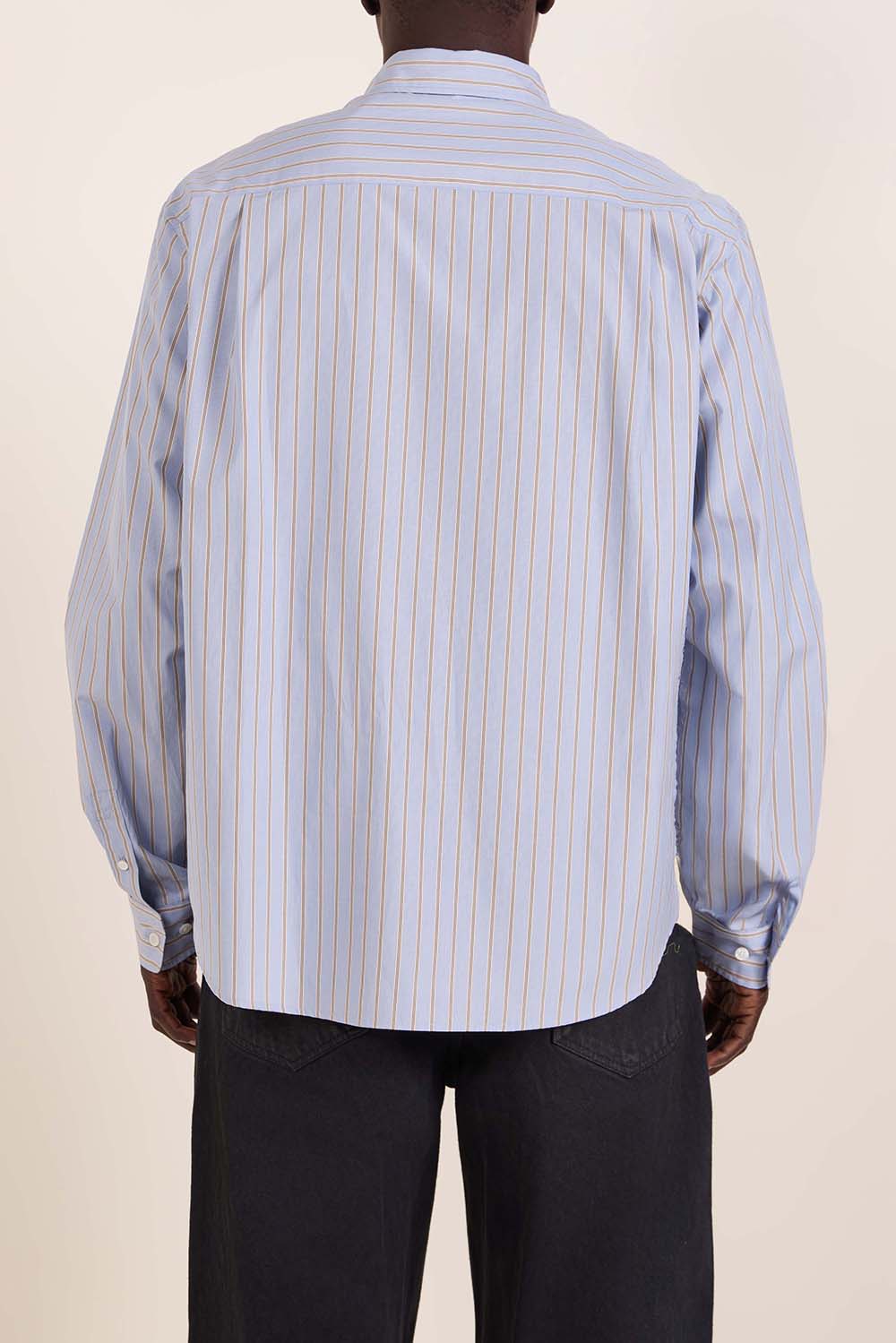 תמונת תקריב דוגמן של חולצת כפתורים