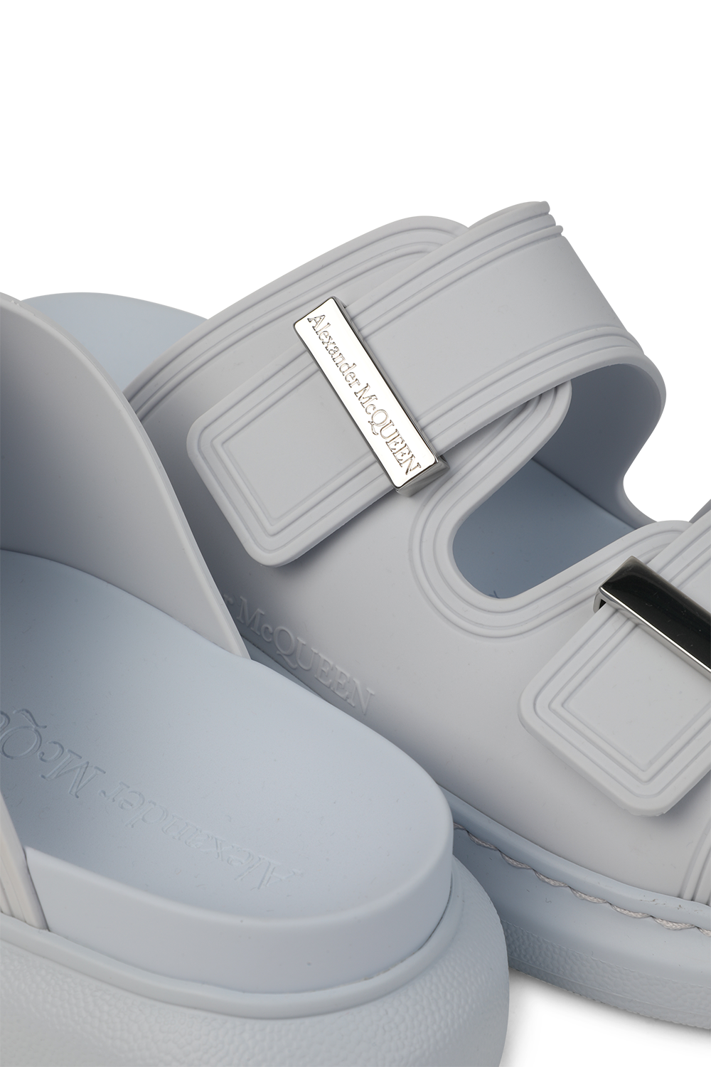 תמונת תקריב של כפכפי סליידס מגומי