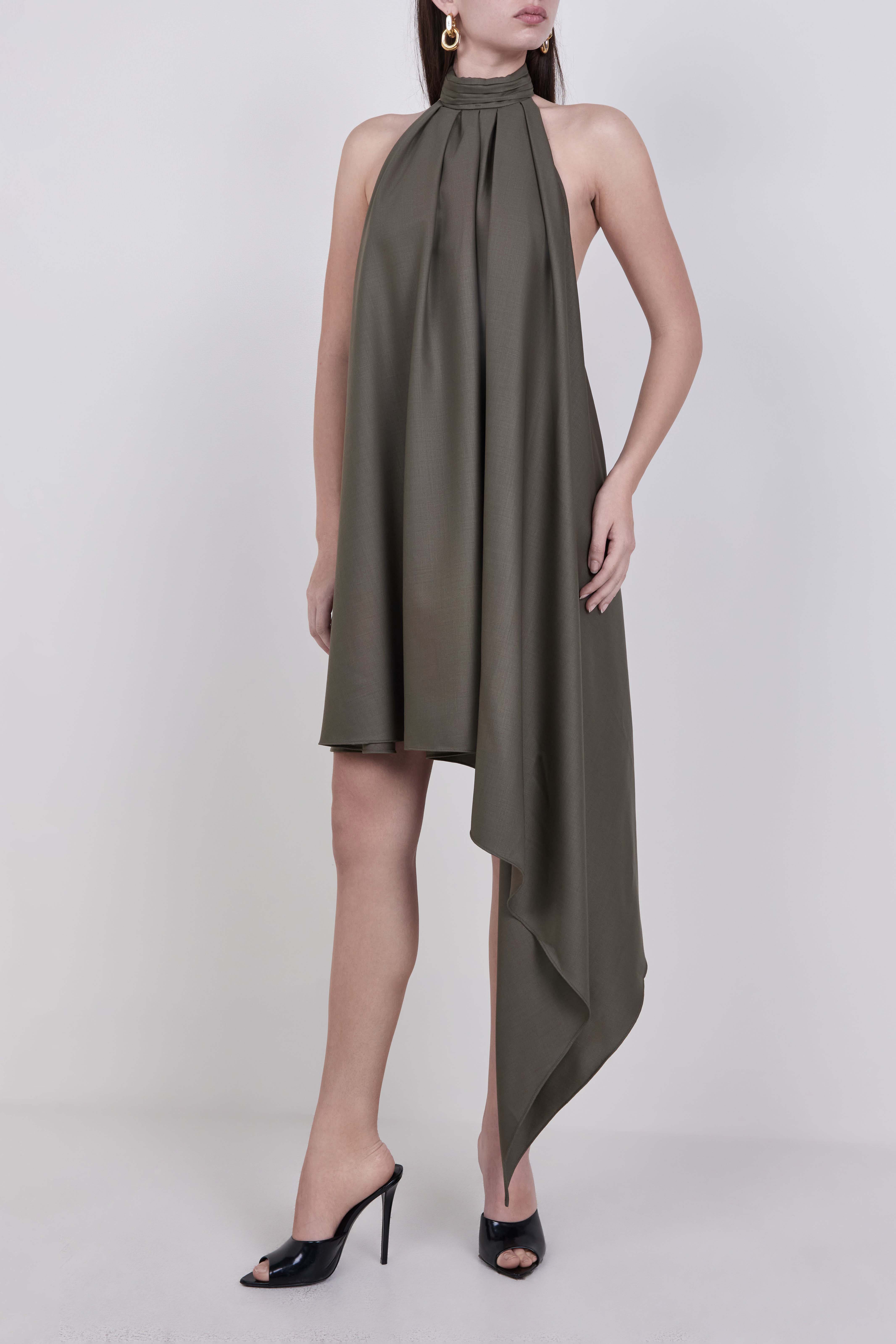 תמונת דוגמן קידמית של שמלה א-סימטרית