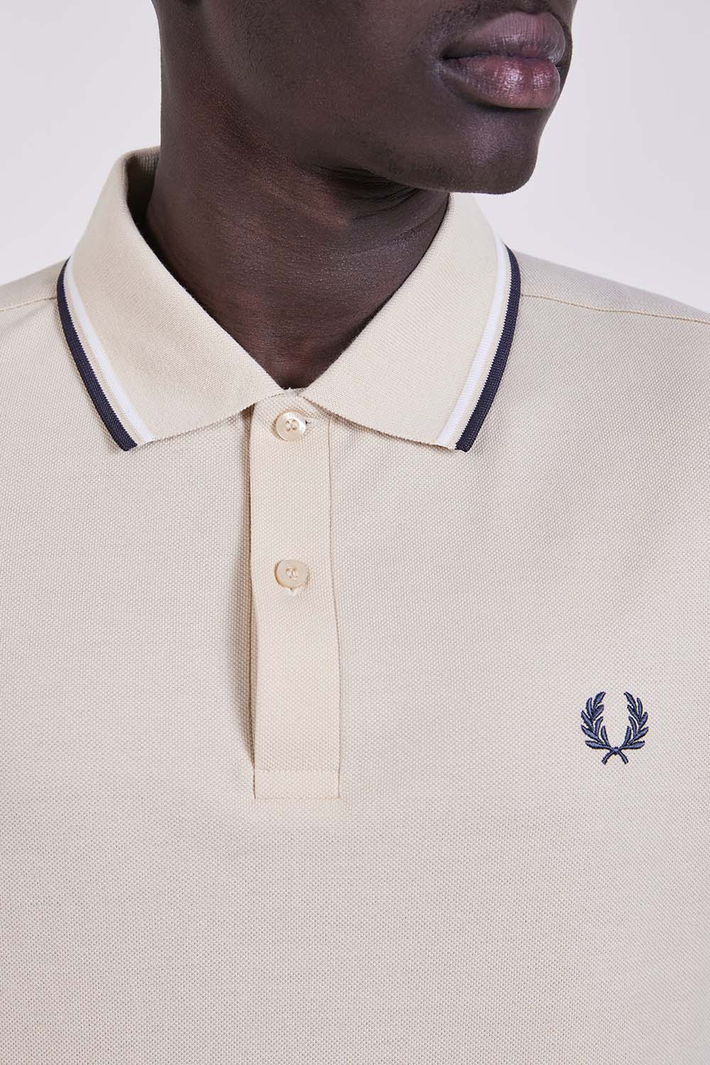 תמונת תקריב דוגמן של חולצת פולו בגזרה ישרה