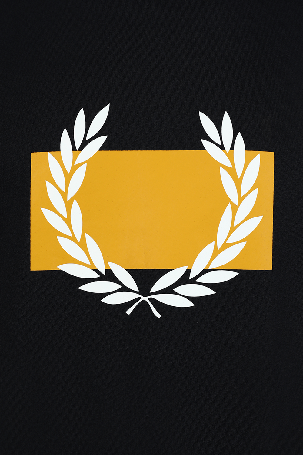 תמונה אחורית של חולצת טי מכותנה עם הדפס לוגו