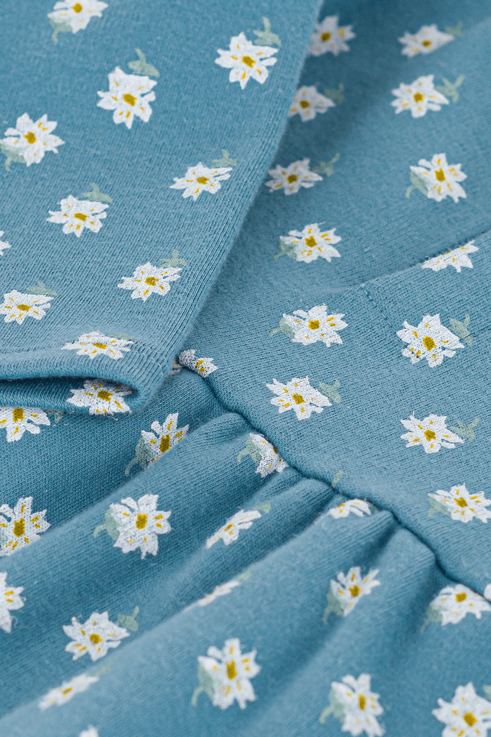 תמונה אחורית של שמלה פרחונית עם שרוולים ארוכים