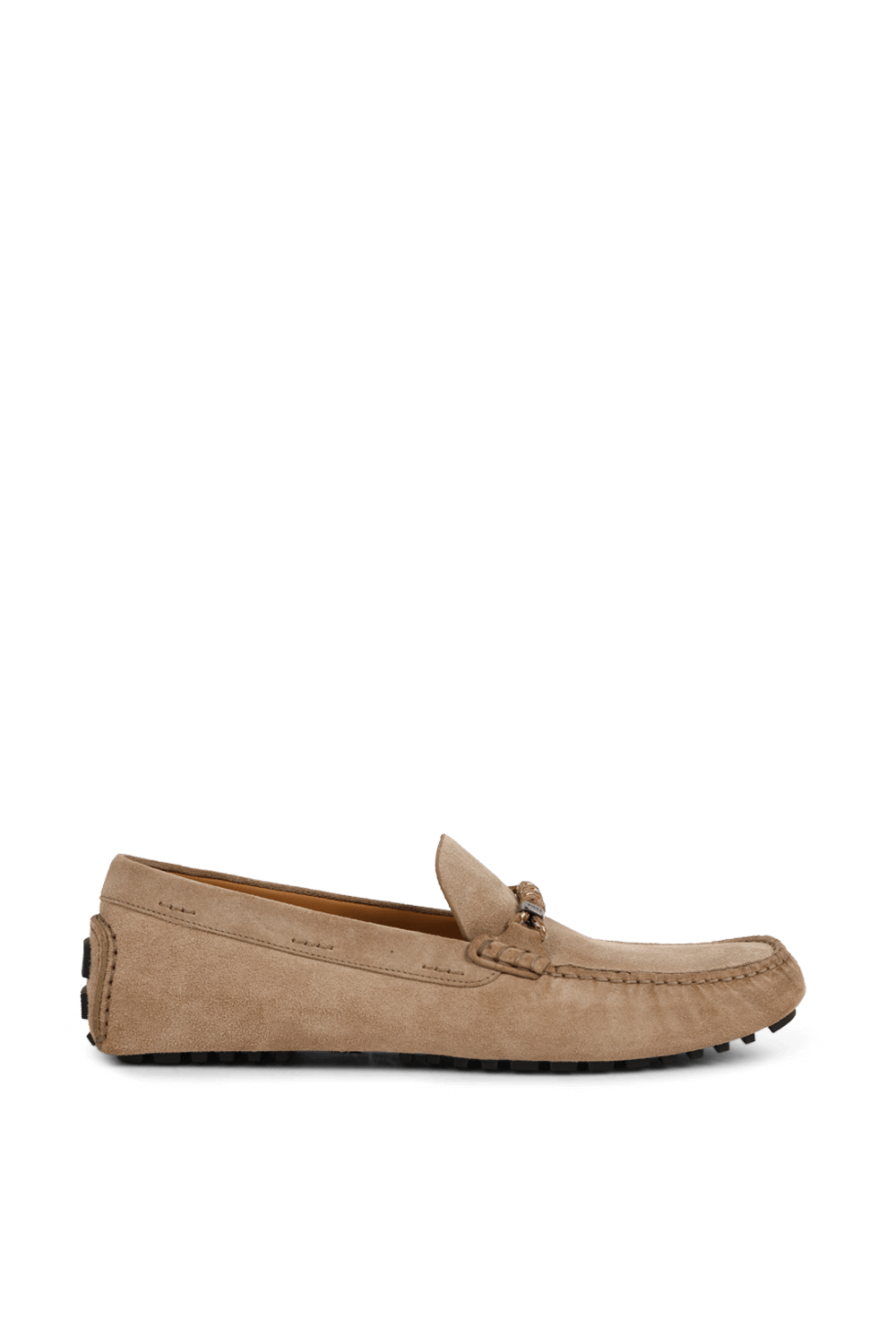 תמונה קידמית של נעלי מוקסין מעור זמש עם אלמנט מטאלי