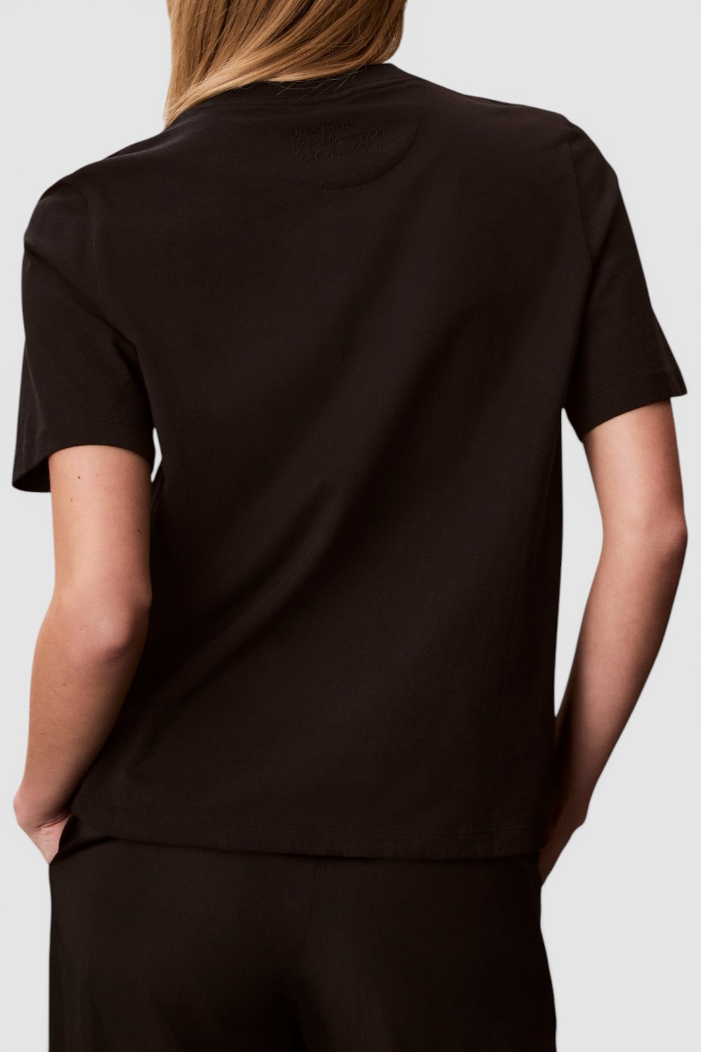 תמונת דוגמן אחורית של חולצת טי בגזרה ישרה