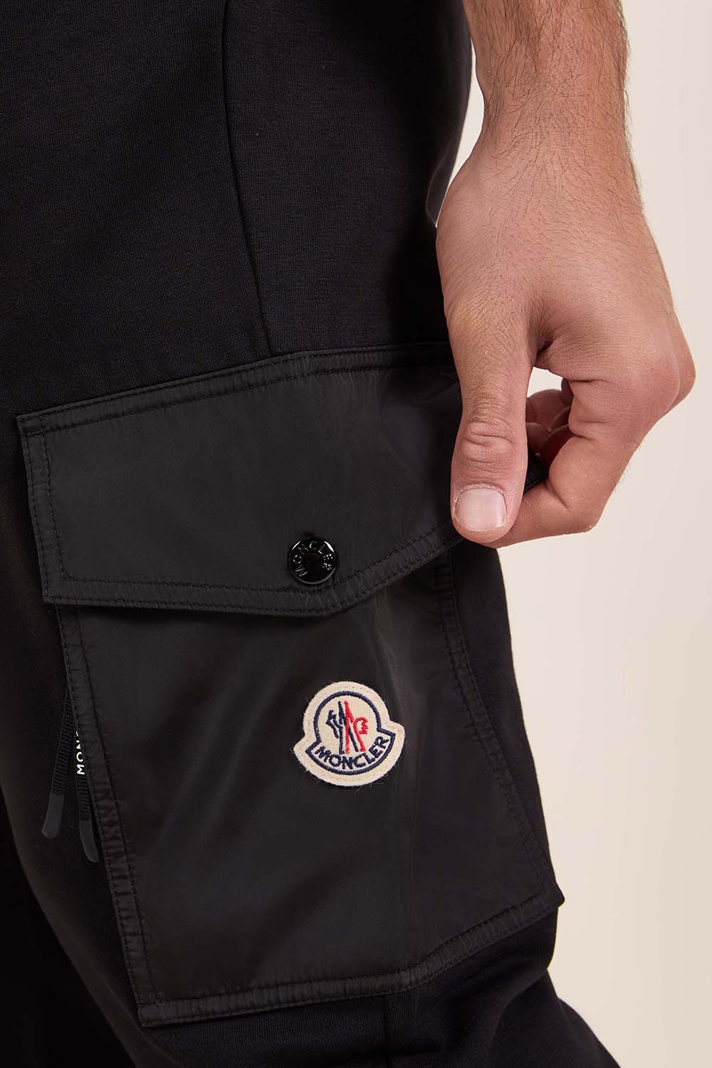 תמונת תקריב דוגמן של מכנסי טרנינג