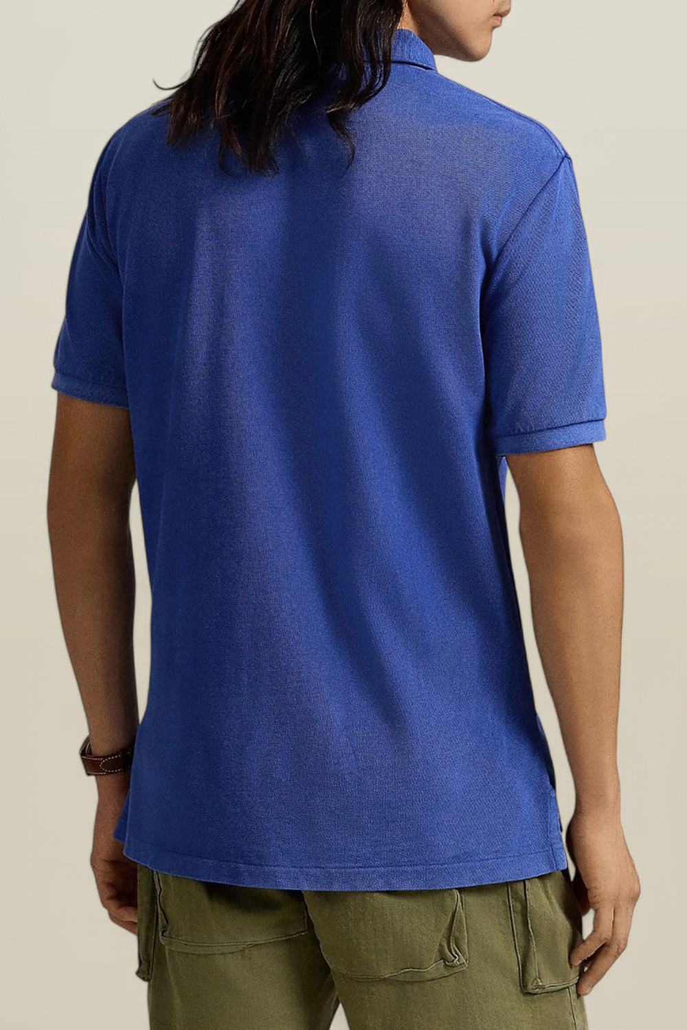 תמונת דוגמן אחורית של חולצת פולו