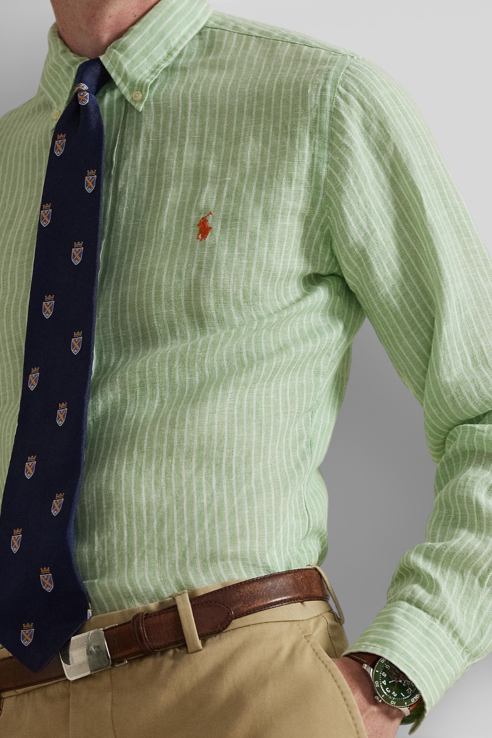 תמונת תקריב דוגמן של חולצה מכופתרת