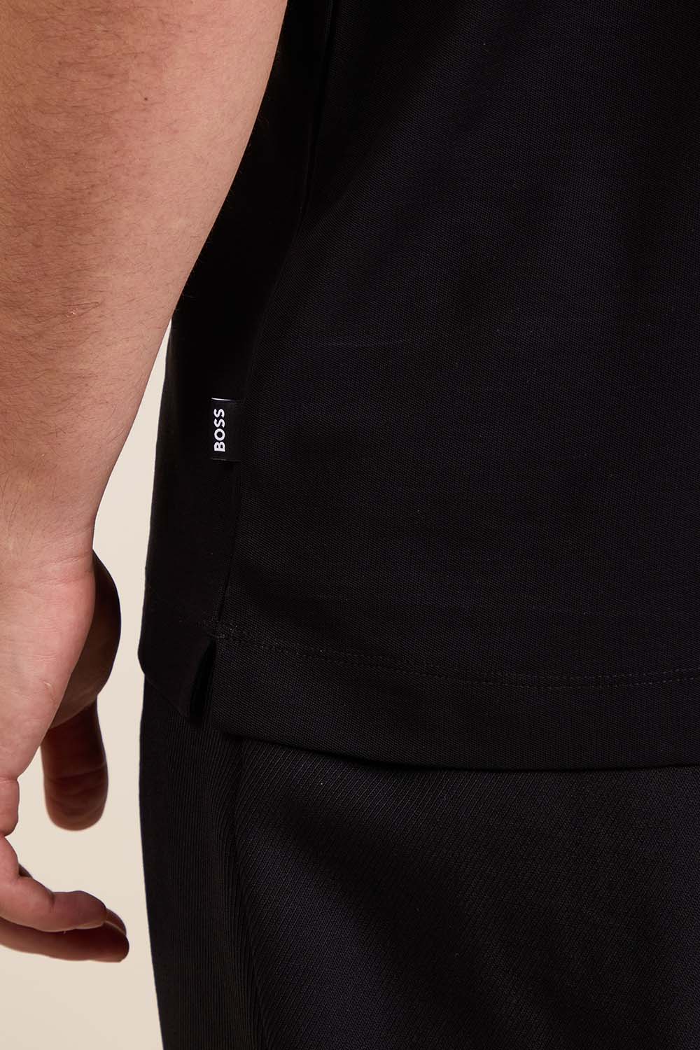 תמונת תקריב דוגמן של חולצת טי