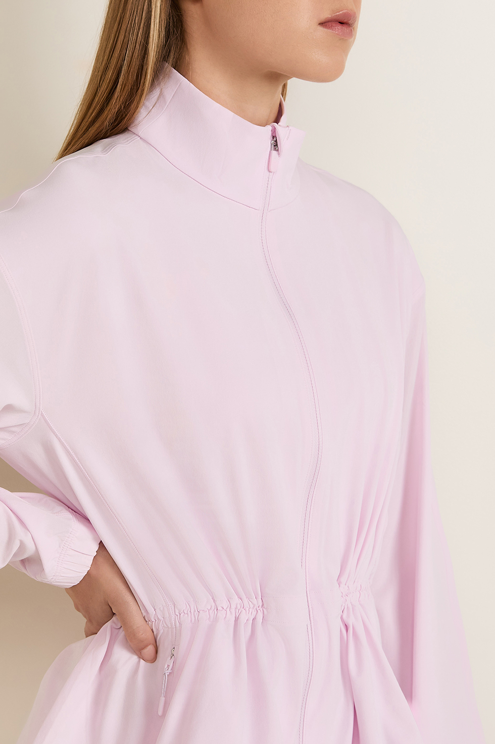 תמונת תקריב דוגמן של UV-Protective Cinch-Waist Running Jacket