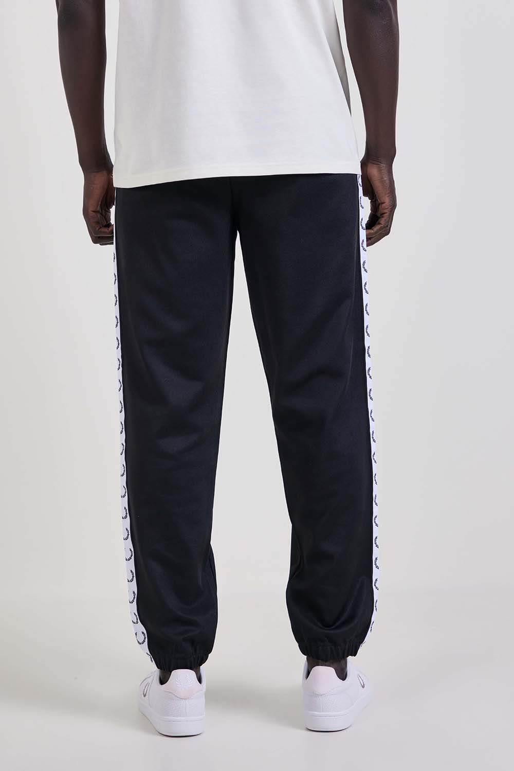 תמונת דוגמן אחורית של מכנסי ג'וגר בגזרה ישרה