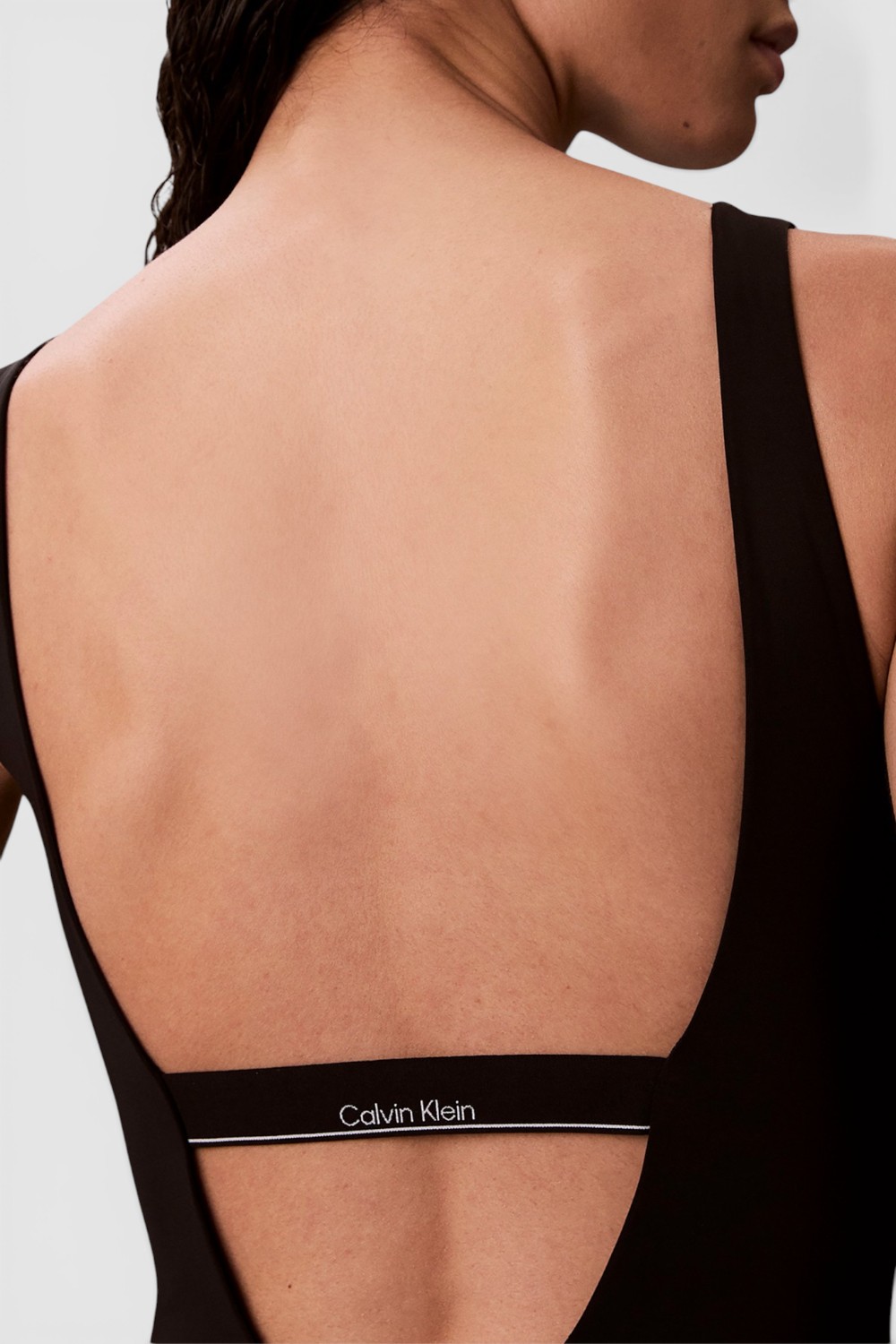 תמונת תקריב דוגמן של בגד ים שלם