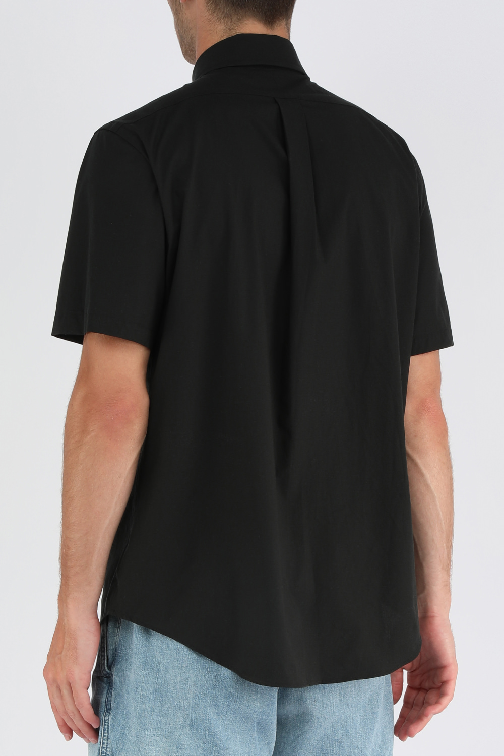 תמונת דוגמן אחורית של חולצה מכופתרת קצרה שחורה עם לוגו רקום