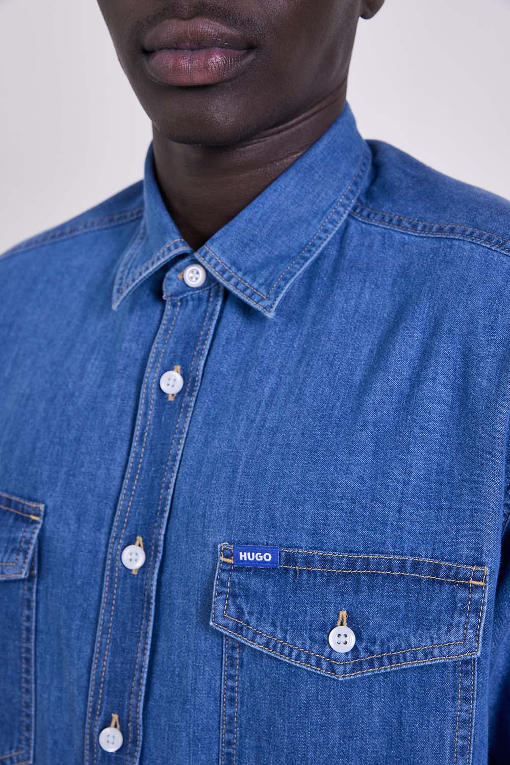 תמונת תקריב דוגמן של חולצת ג'ינס