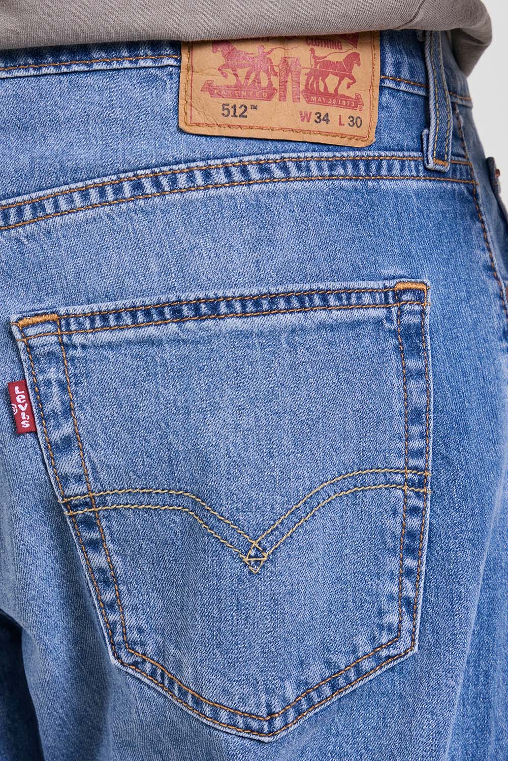 תמונת תקריב דוגמן של מכנסי ג'ינס סלים טאפר 512