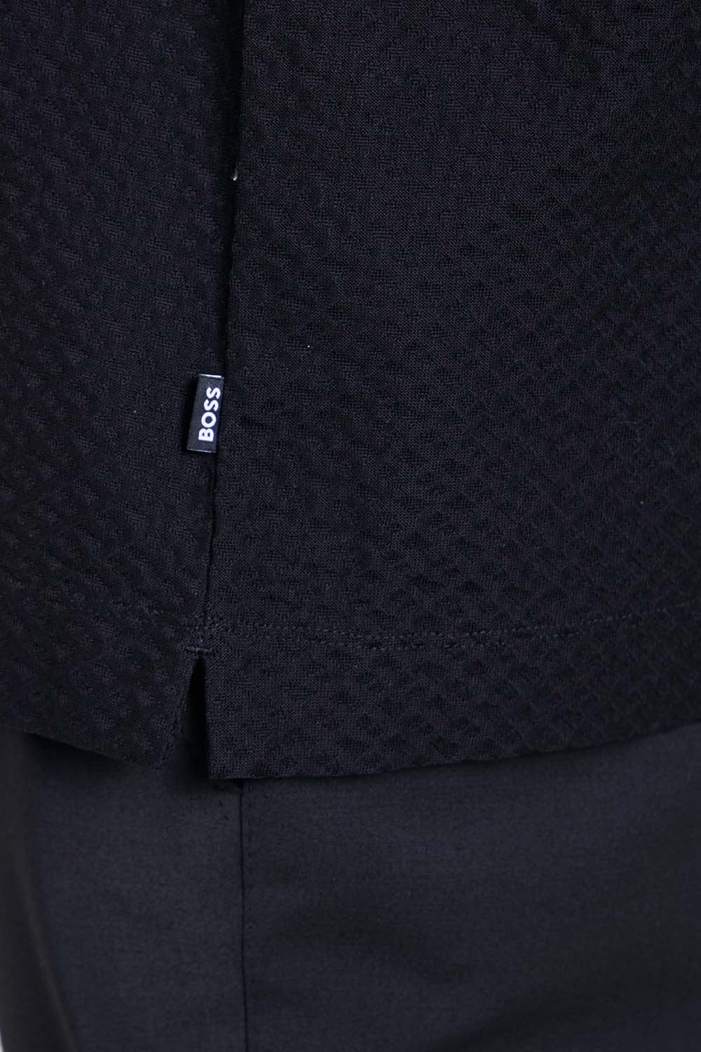 תמונת תקריב דוגמן של חולצת פולו בגזרה ישרה