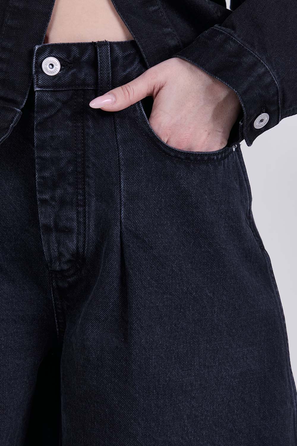 תמונת תקריב דוגמן של מכנסי ג׳ינס בגזרה גבוהה