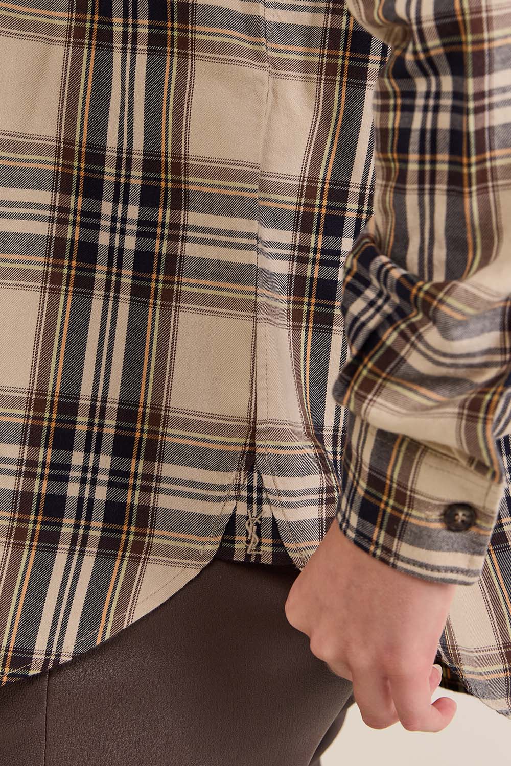 תמונת תקריב דוגמן של חולצת כפתורים עם צווארון קשירה