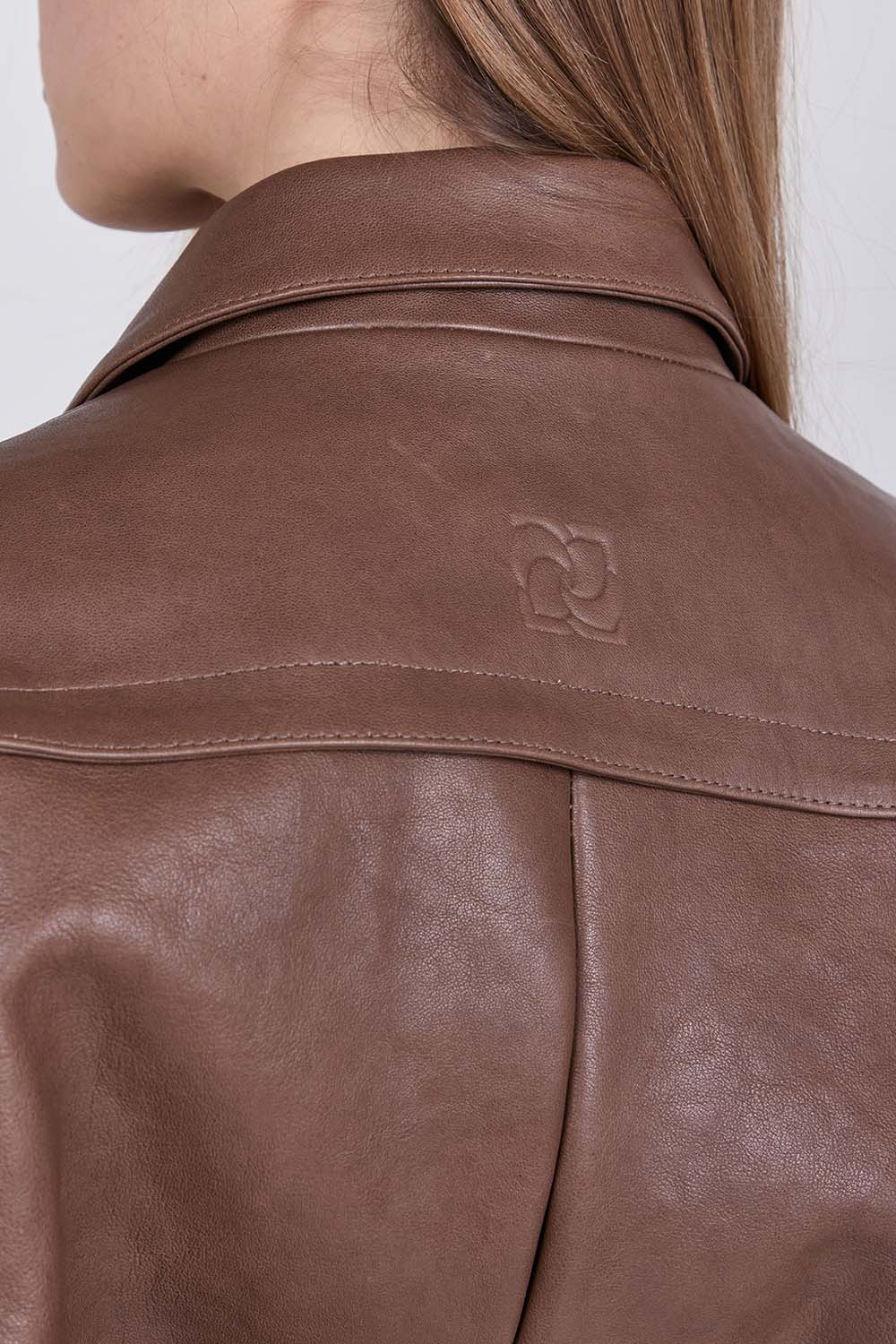 תמונת תקריב דוגמן של ז'קט עור אוברסייז