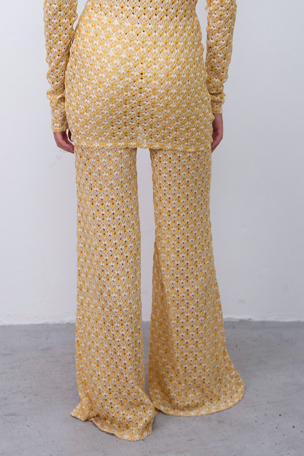 תמונת דוגמן אחורית של מכנסי חוף מתרחבים