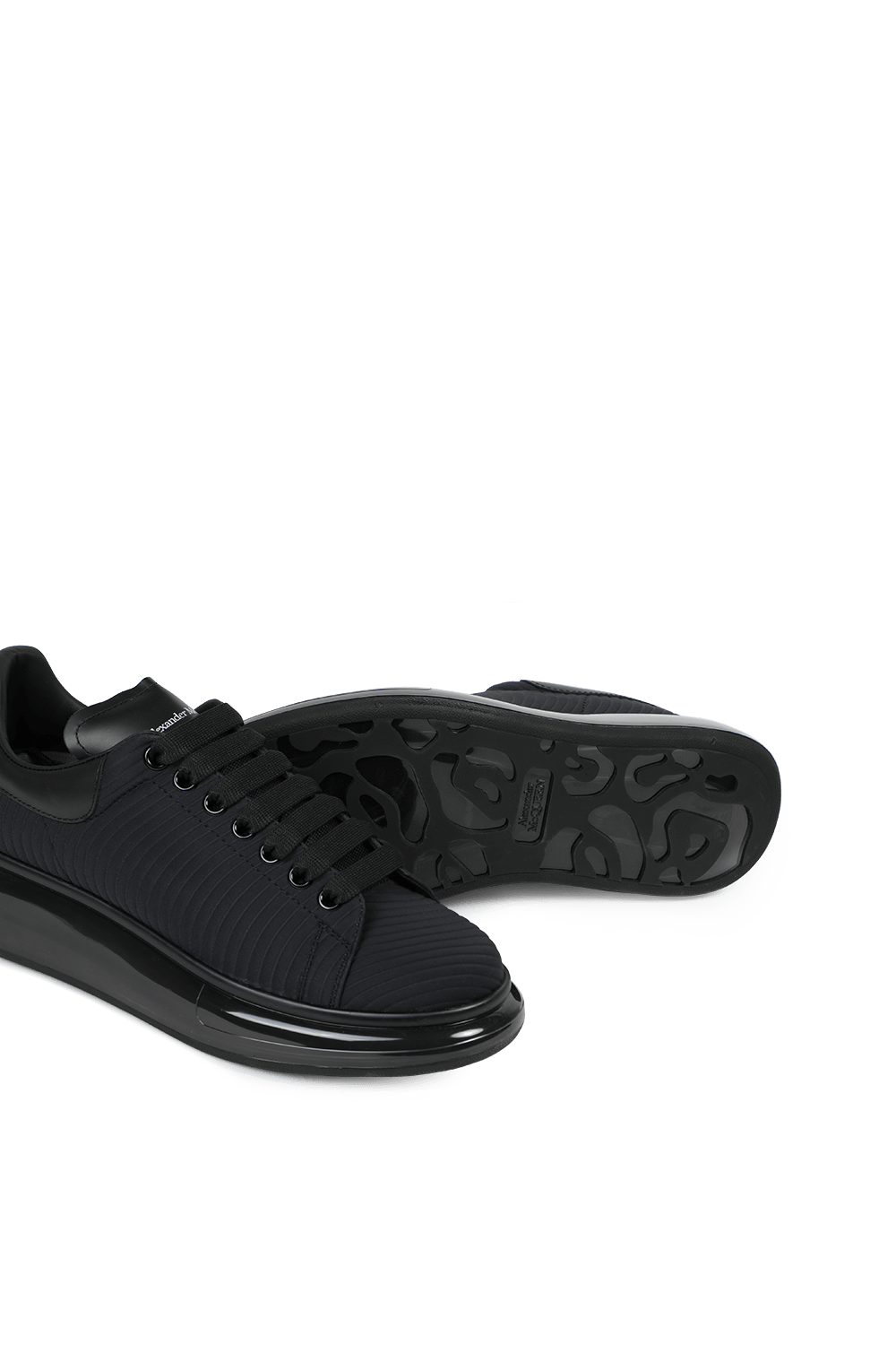 תמונת תקריב של Oversized Sneakers in Black