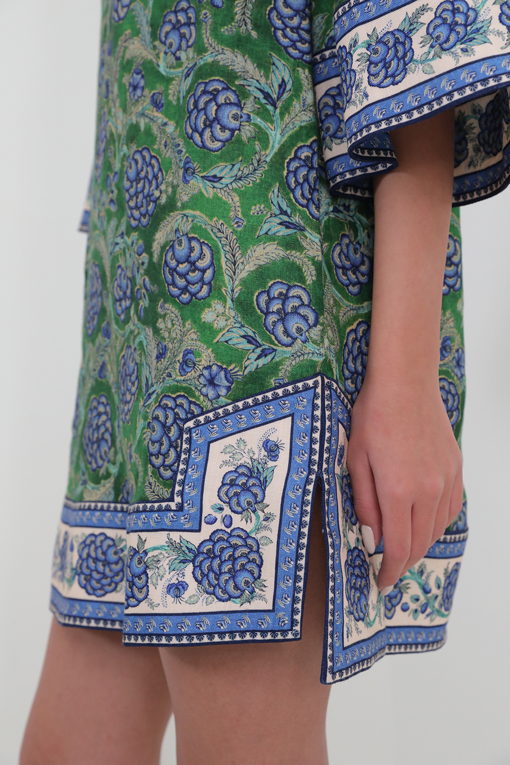 תמונת תקריב דוגמן של טוניקה פרחונית