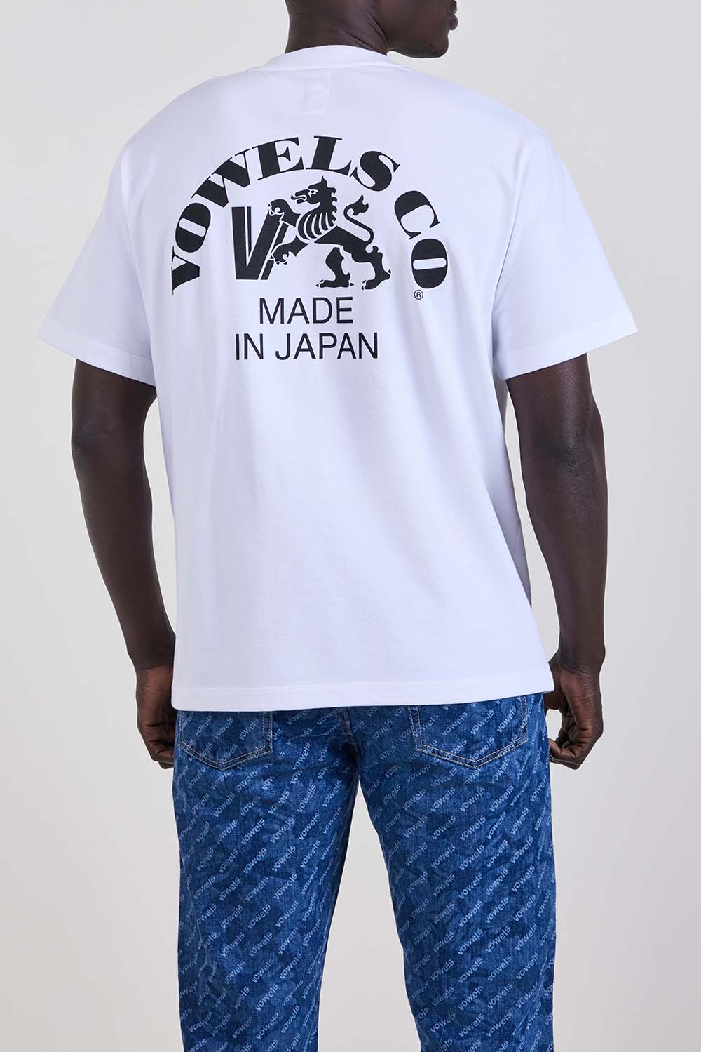 תמונת דוגמן אחורית של חולצת טי