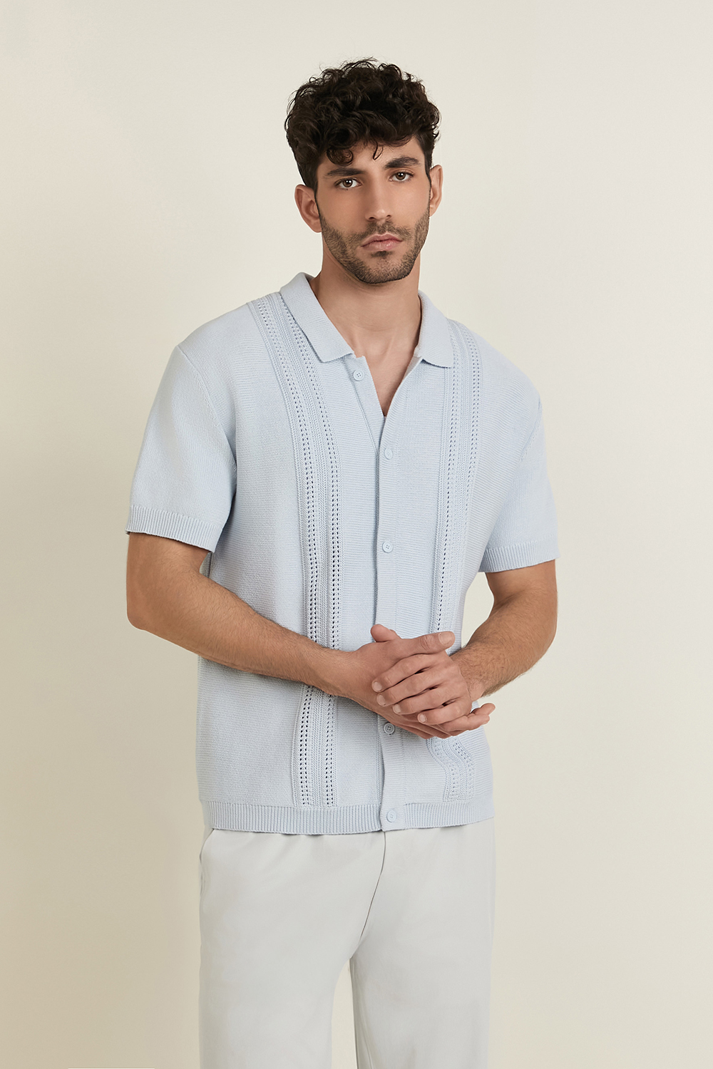 תמונת דוגמן קידמית של Cotton-Blend Knit Button Up Short-Sleeve Shirt