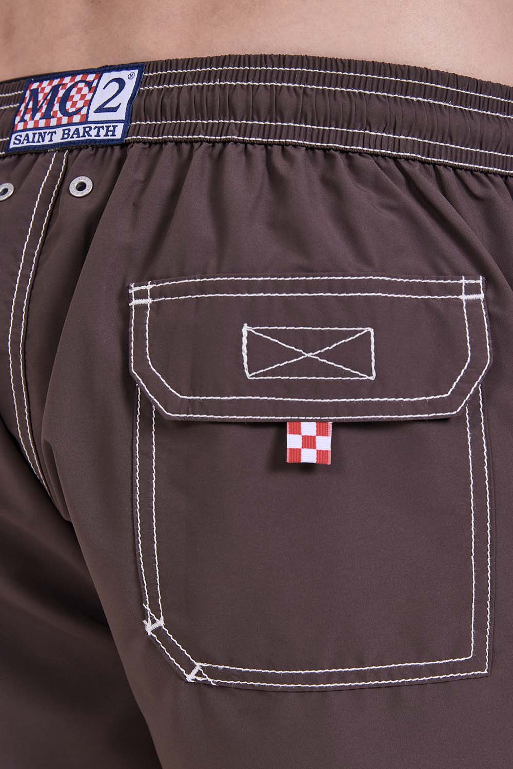 תמונת תקריב דוגמן של מכנסי בגד ים