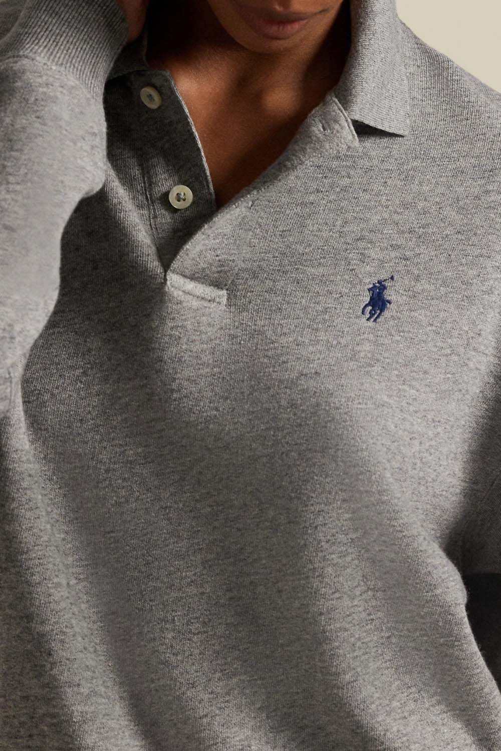 תמונת תקריב דוגמן של סווטשירט פולו