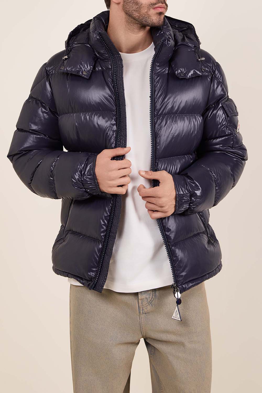 תמונת דוגמן קידמית של מעיל פוך קצר